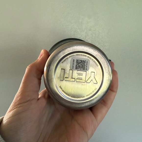 Yeti Traveller Cup 20 oz Black w/ Handle - Picture 2 of 2